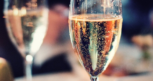 Pourquoi Faire Tourner Son Verre De Vin Les Millesimes De Louise Champagne Millesime